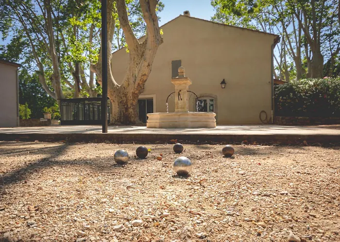فندق مبيت وإفطار Domaine De La Baratonne 3*
